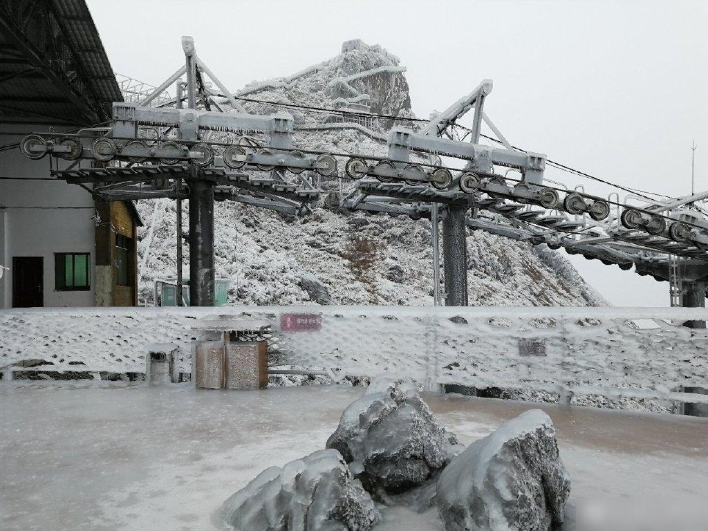 廣東清遠連山縣金子山上今日的冰雪比昨日更厚。(互聯網)