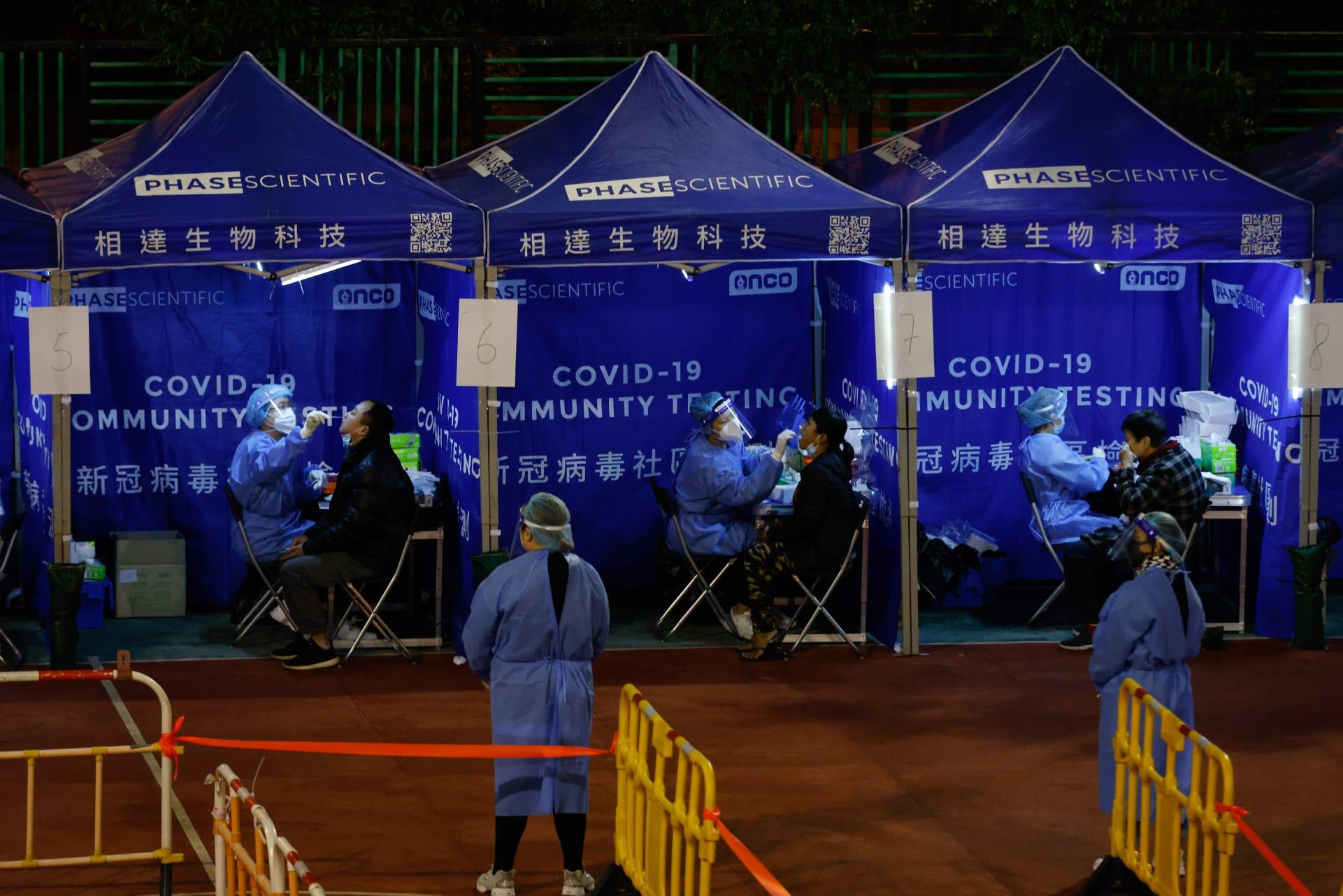 民政署設立100條熱線,今日開始為「居安抗疫」人士服務。圖為市民接受檢測。(資料圖片)