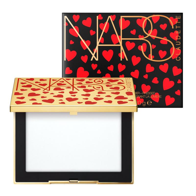 裸光蜜粉餅 $370 粉質幼細又易於暈染的裸光蜜粉餅,能打造細緻持久的妝容,透明粉未更不會影響底妝的色造,輕易塑造零粉痕的底妝。