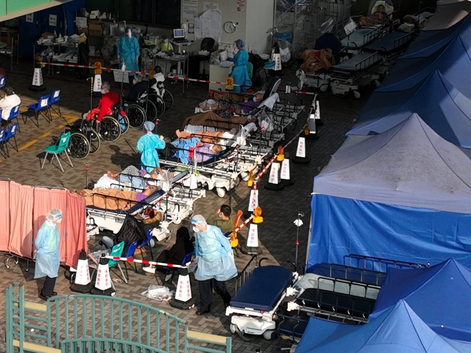 連日來公院急症室爆滿,大批肺炎患者需要在急症室外等候治療。(資料圖片)