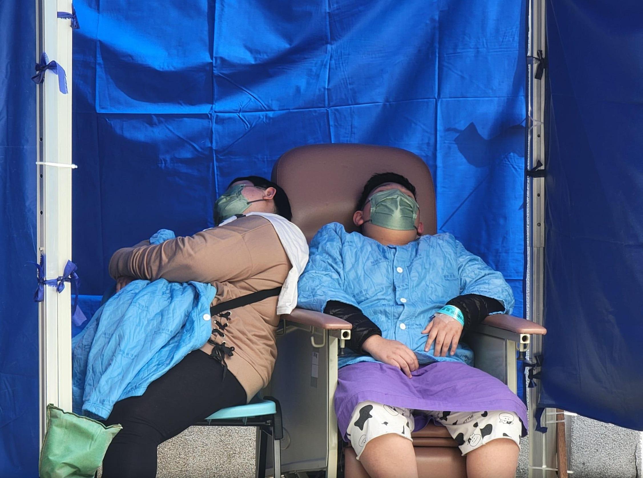 連日來公院急症室爆滿,大批肺炎患者需要在急症室外等候治療。(資料圖片)