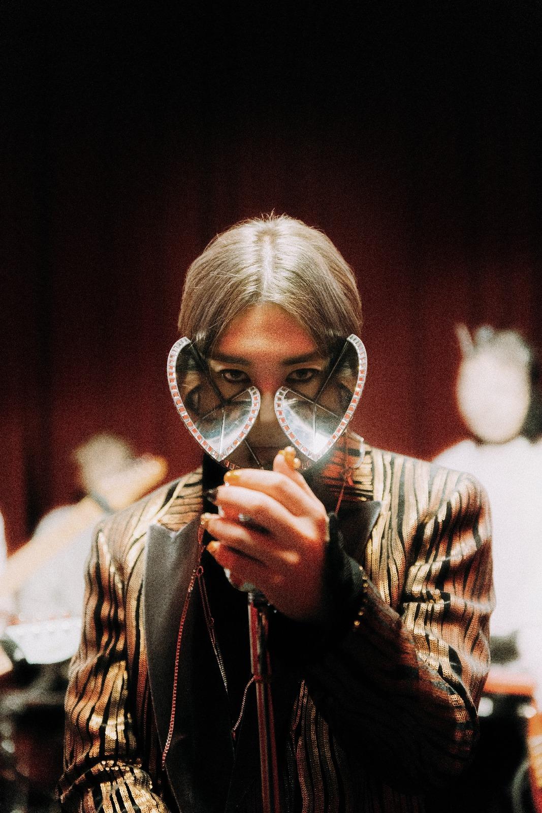 Jer這個gel甲、配黑粗眼線的MM7造型,已引來很大迴響,看MV的其他型造,更引來粉絲尖叫。