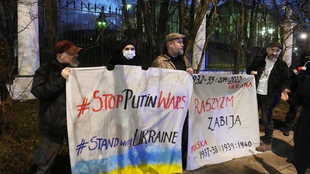 俄羅斯駐波蘭大使館外。(AP)