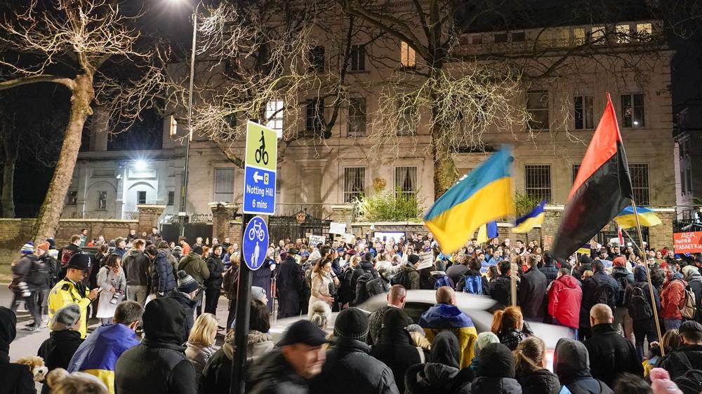 俄羅斯駐英國大使館外。(AP)