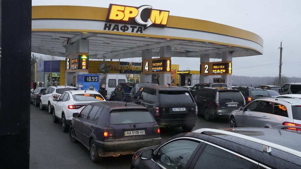 加油站外也排滿長長車龍。(AP)