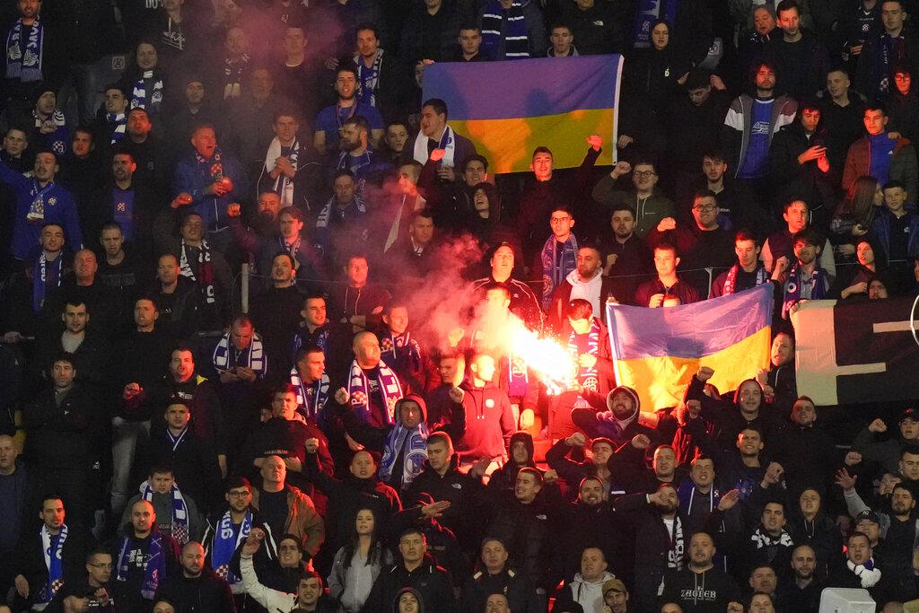 薩格勒布戴拿模球迷拿出烏克蘭國旗聲援。(美聯社)