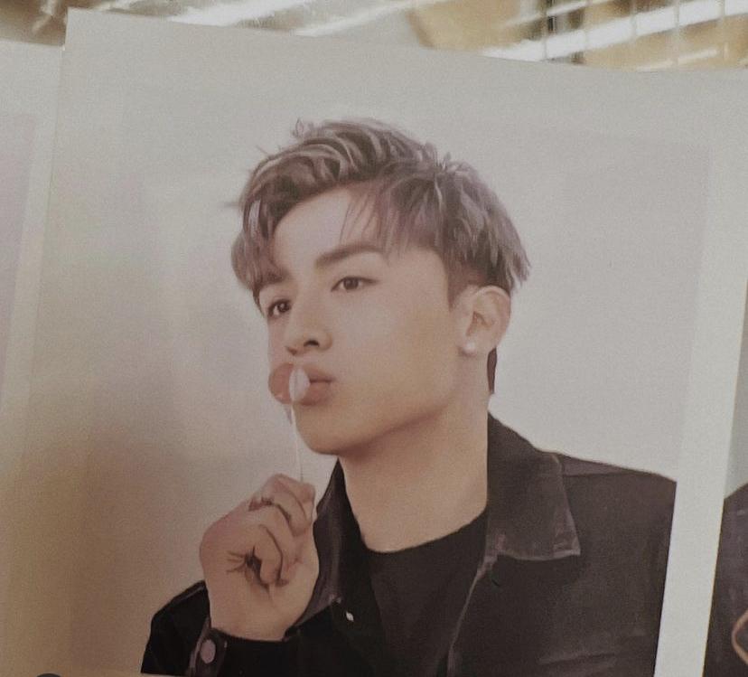 麻利抵死地上載AK咀著棒棒的照片。