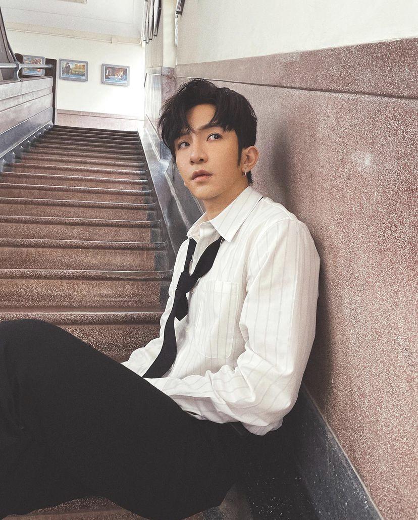 現正忙於怕電影的Anson Lo,昨晚在IG出po預告今日將為新歌拍MV。