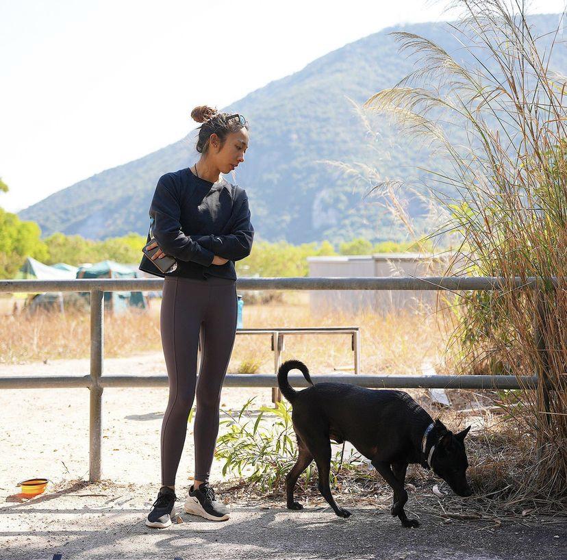 Anton的前度女友早前在IG上載獨自放狗的圖片,形容狗狗變成單親,暗示與Anton已分手。