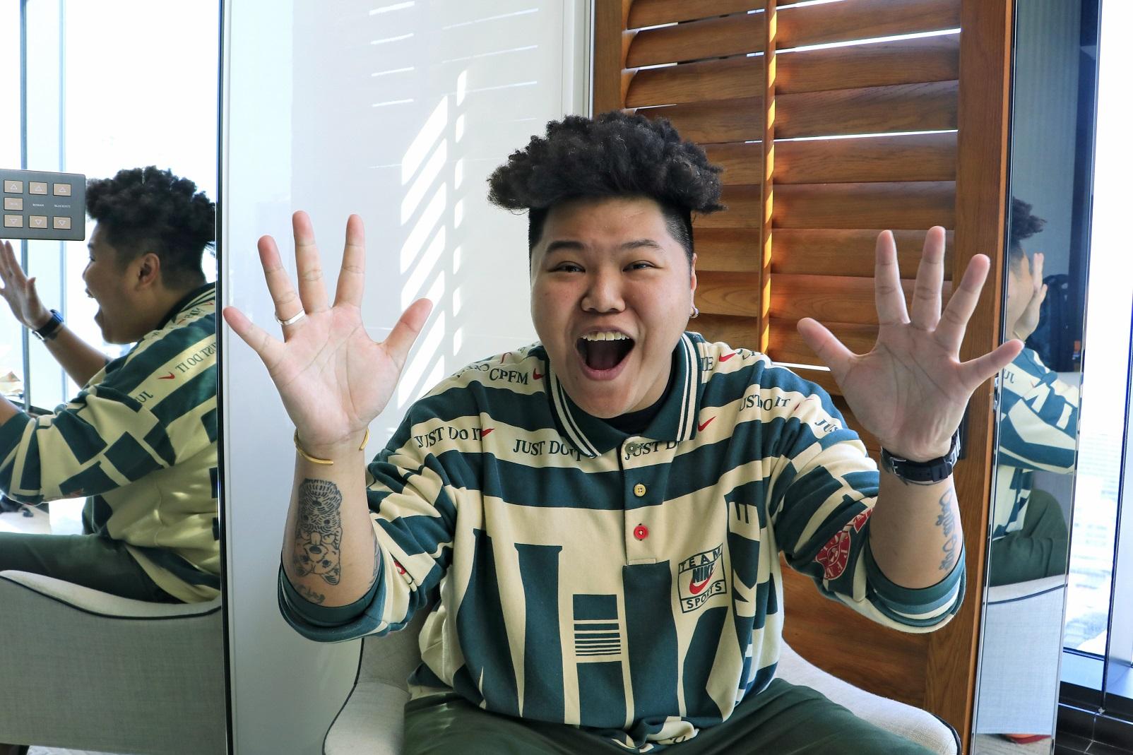 Coba喜歡以不同角度思考,將家人WFH吵鬧處境轉化成趣事。(林俊源攝)