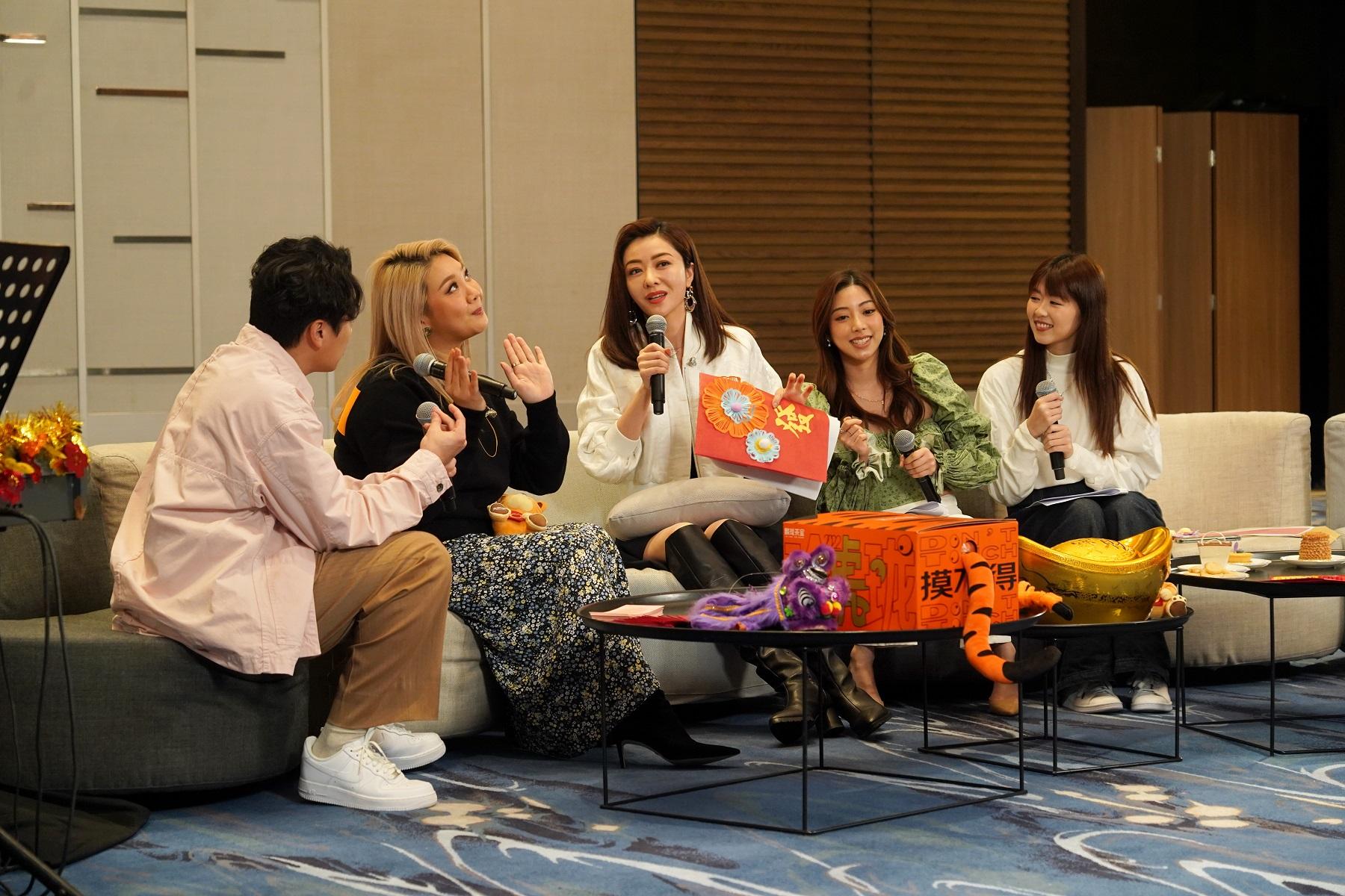 眾人開live玩遊戲非常投入。