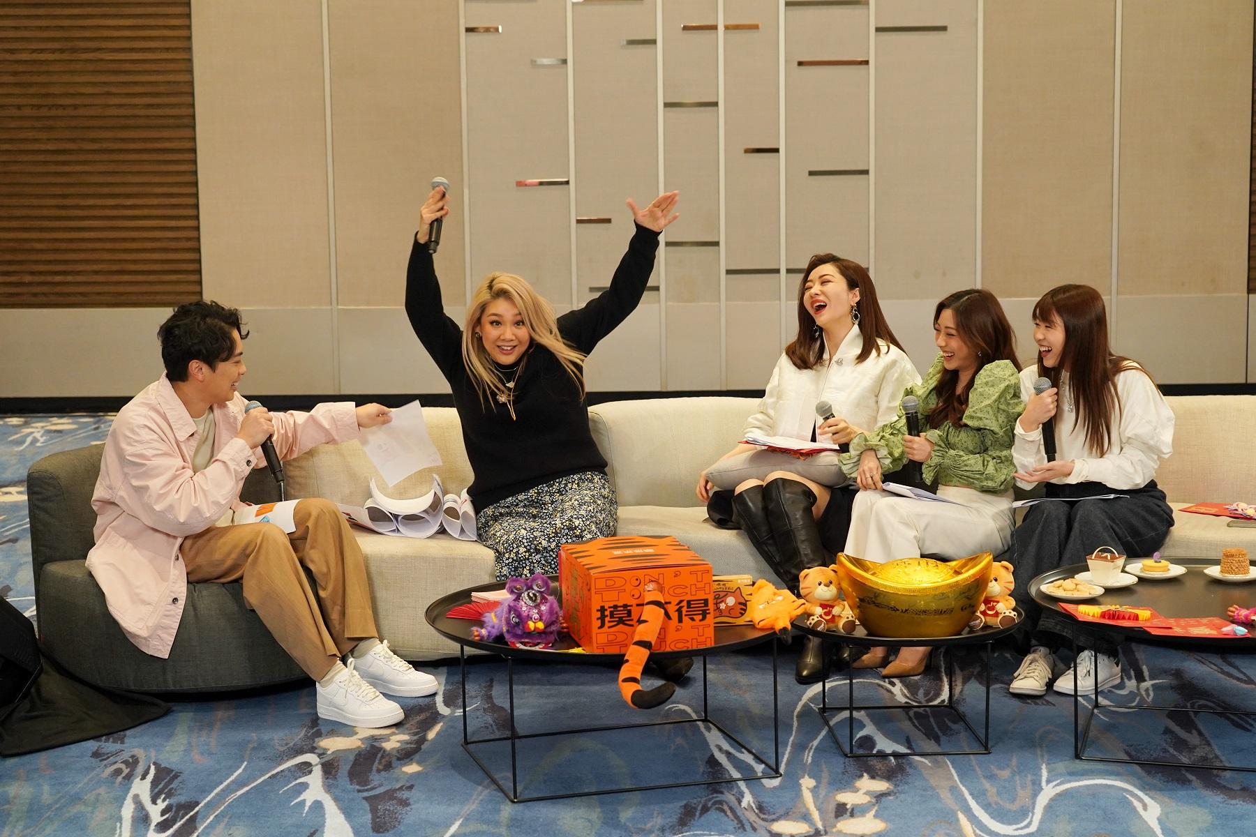 Joyce興奮自爆錄音時想起兒時煲劇的掌摑潑水情節。