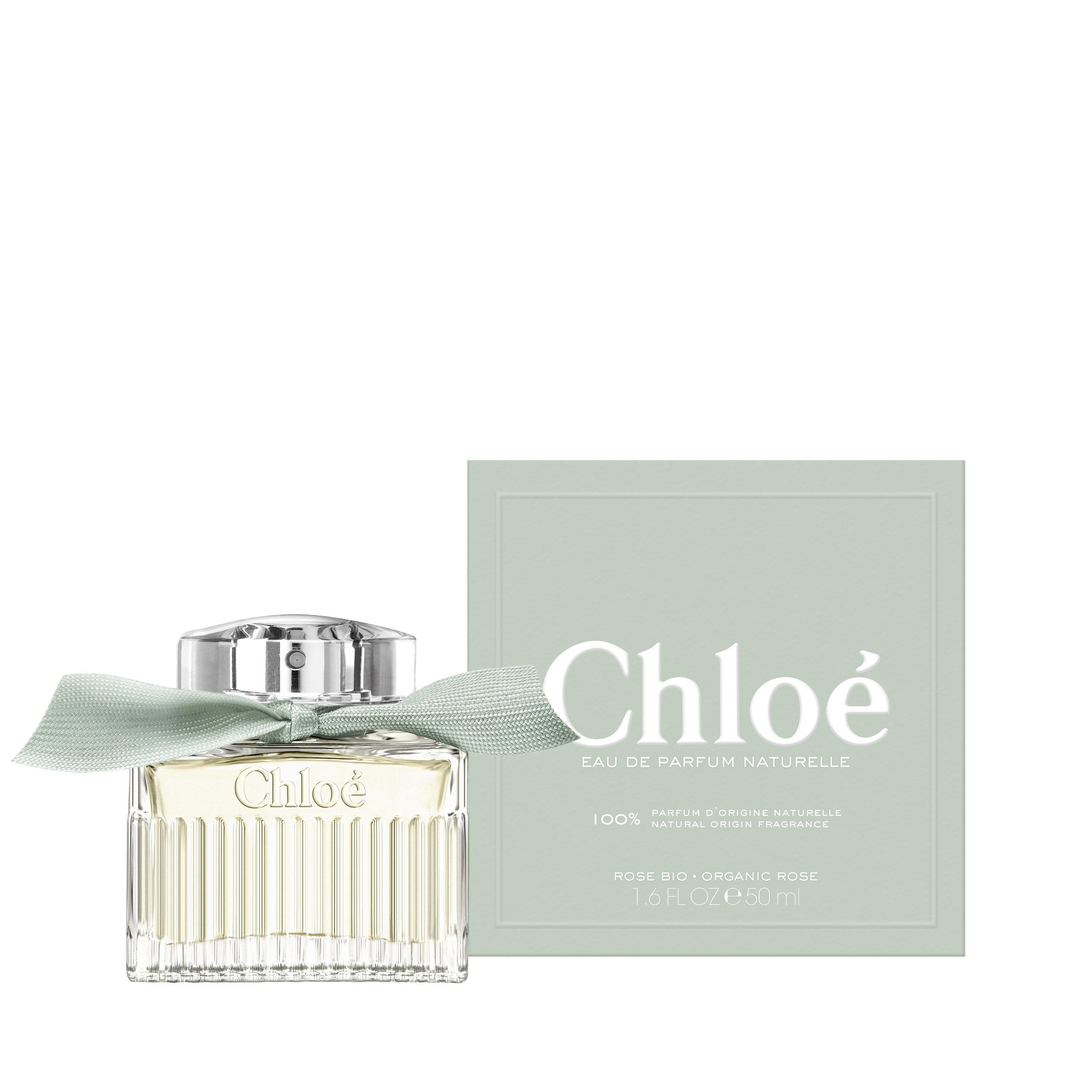 Chloé Eau de Parfum Naturelle $685/30ml、$975/50ml、$1,365/100ml 溫柔而剛毅的木質玫瑰花香,勾勒出明媚輕快的女性柔美氣息。香水基調是生長於保加利亞有機農莊的純正玫瑰花,展現高貴優雅。玫瑰與橙花交織的芳香,提升香櫞和黑醋栗芽的活潑清新感。加上柔和、明媚的含羞草精油,疊加雪松基調,譜出獨特感受。