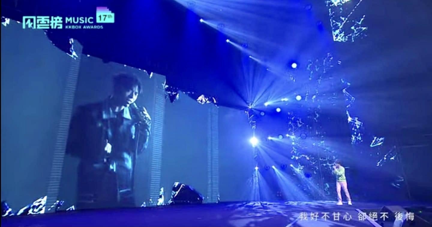 Edan與邱鋒澤隔空合唱,成為首位「現身」台灣頒獎禮的MIRROR成員。