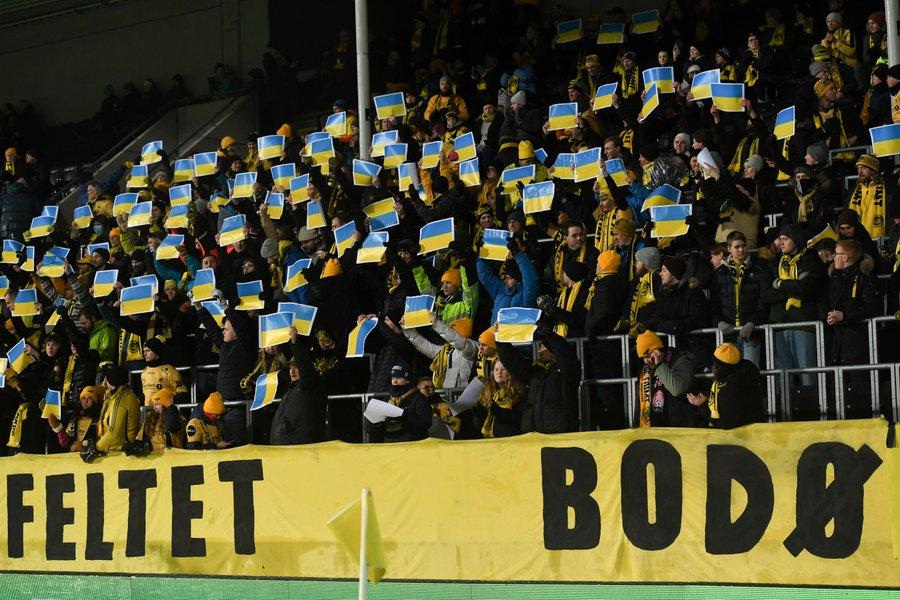 波杜基林特球迷舉起烏克蘭支援。(網上圖片)