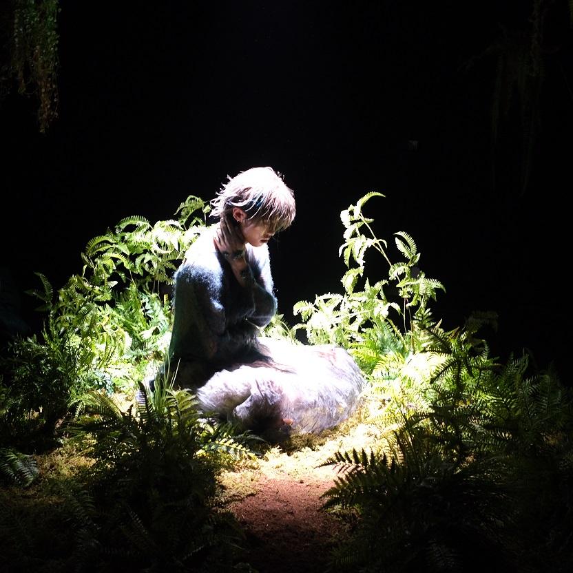 Zeno化身水怪為自己創作的新歌《尼斯》拍MV。