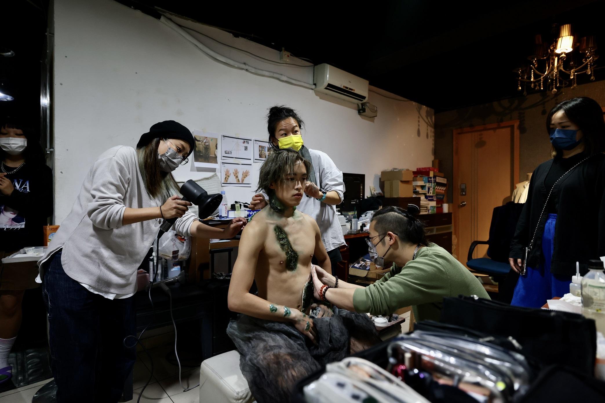 Zeno花6小時接受特技化妝。