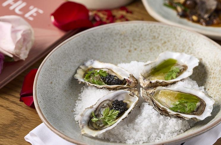 生蠔兩食,分別是配手指青檸魚子醬及N25鱘魚魚子醬。