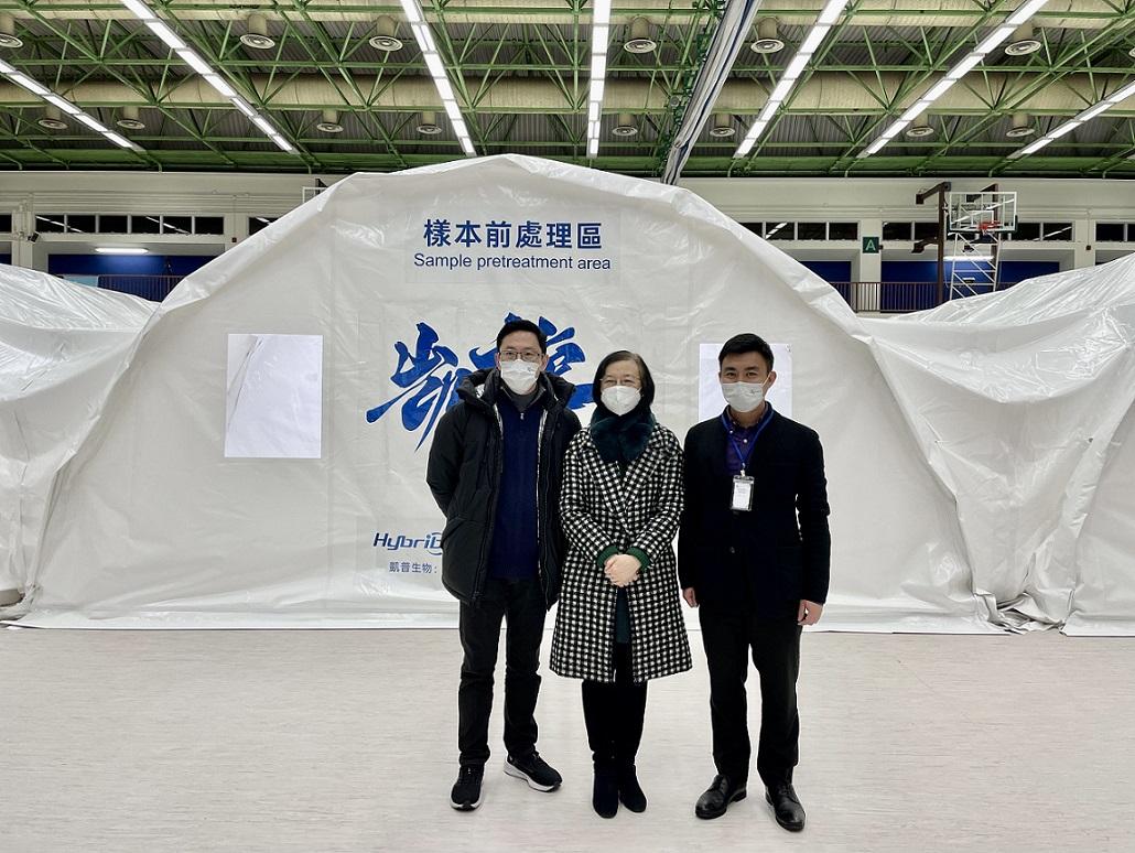 食物及衞生局長陳肇始(中)在「凱旋號」負壓硬氣膜實驗室啟用前一日,到場實地視察;左為黃利寶、右為管秩生。(中心提供)