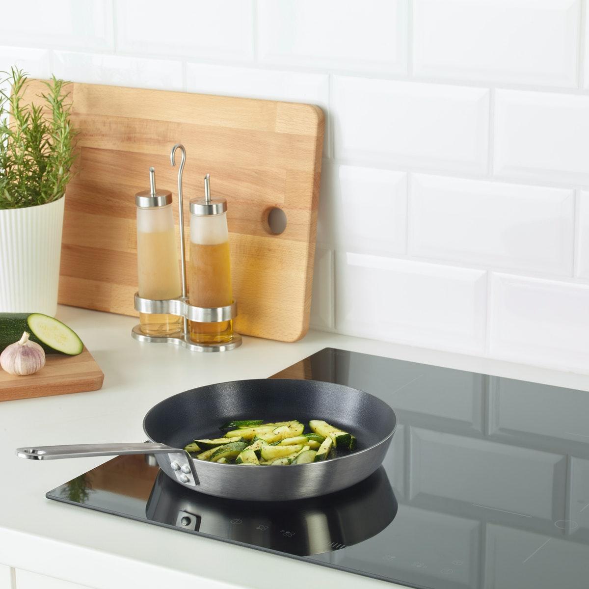 IKEA 365+ 平底鑊適用於所有爐具,包括電磁爐,不銹鋼物料能快速並有效地平均在底部及鑊邊傳熱,方便耐用,令炮製豐富大餐時事半功倍,更得心應手。$169.9