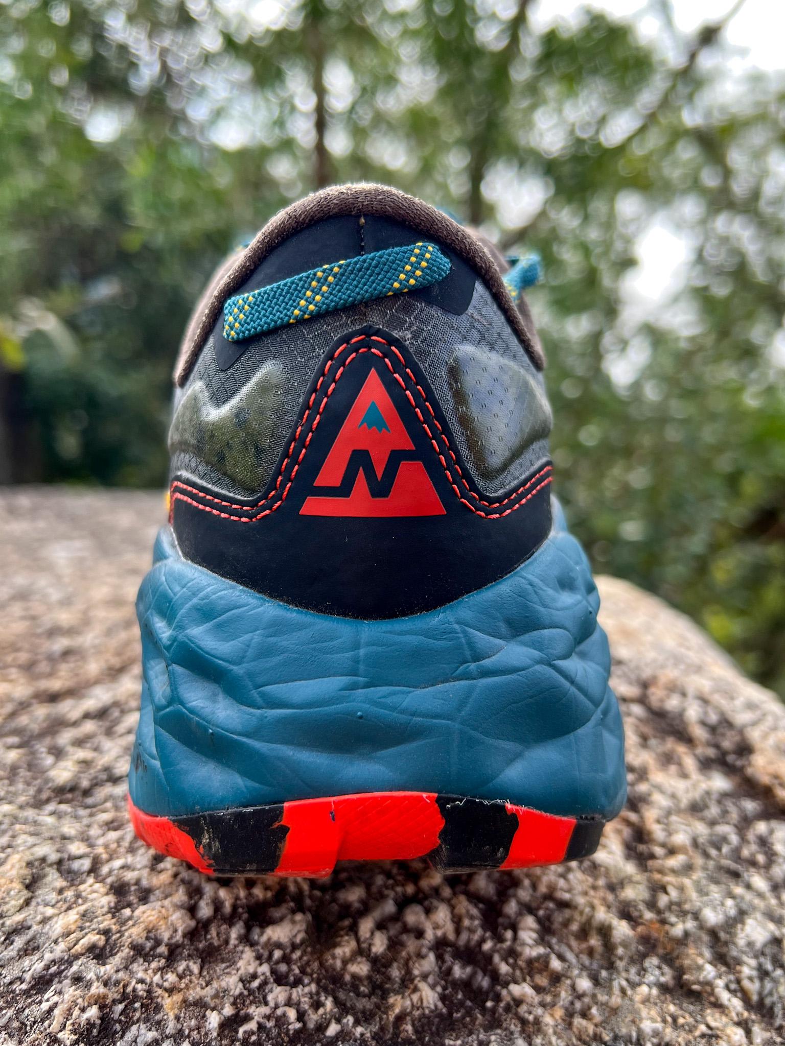 More Trail v2的超厚中底帶來極高緩震。