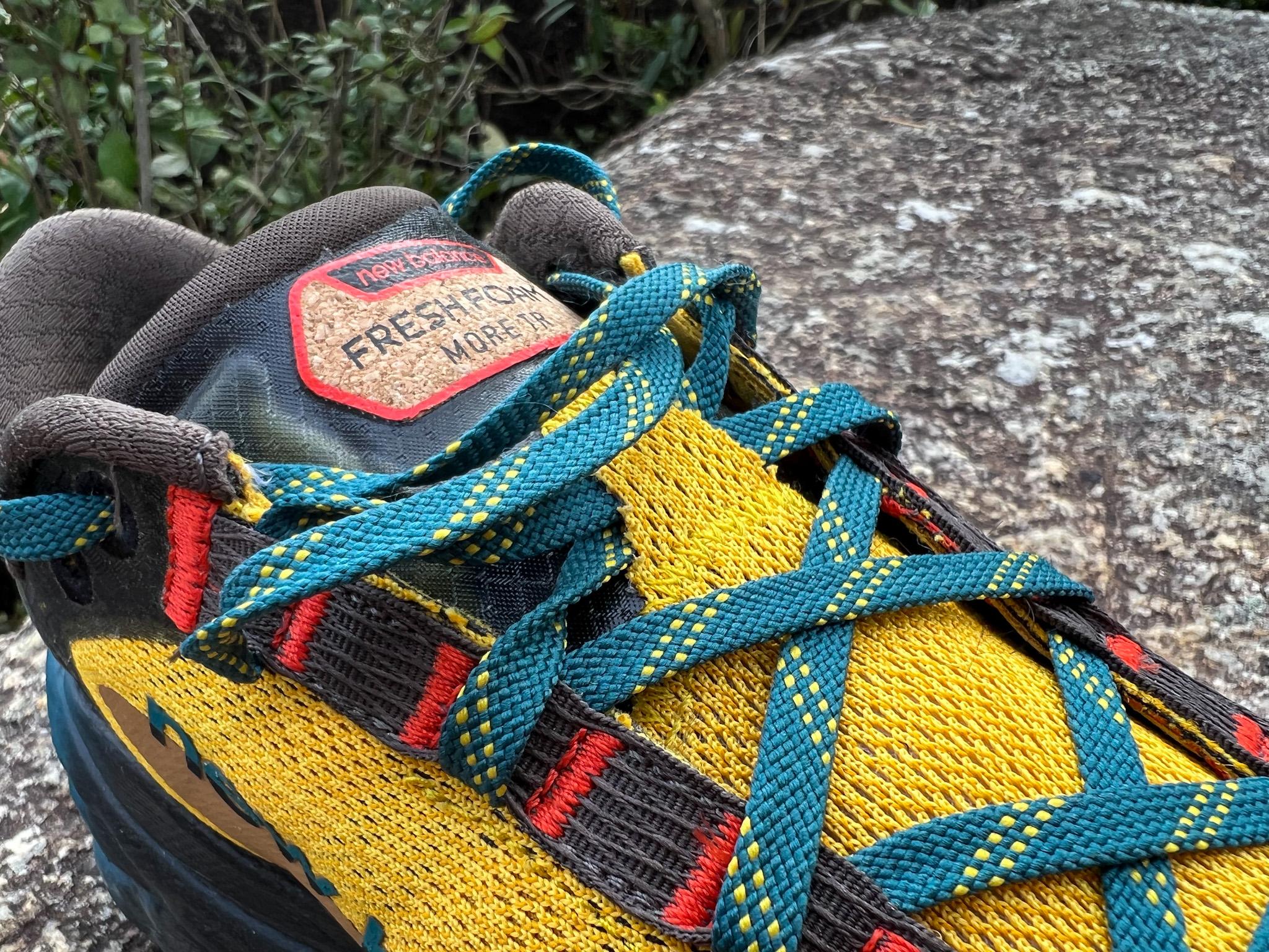 More Trail v2的鞋舌較易走位。