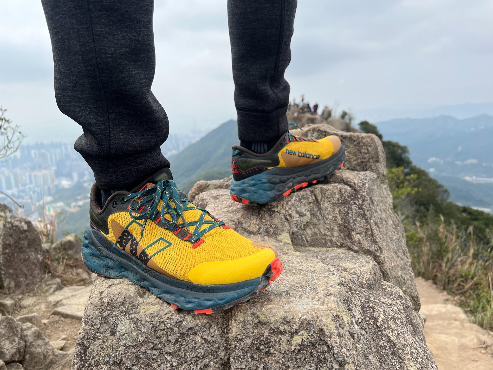 More Trail v2鞋面較硬,泥黃色於山上十分搶眼。