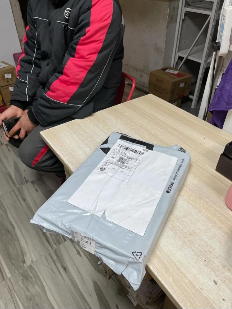 事主家人在速遞站找到涉事客服口中的包裹。(互聯網)