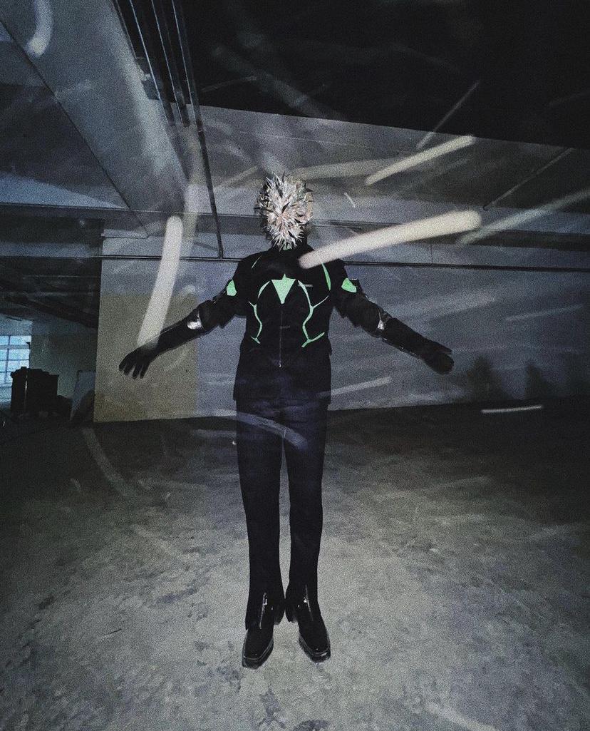 MV裡戴面具的造型代表他本體。