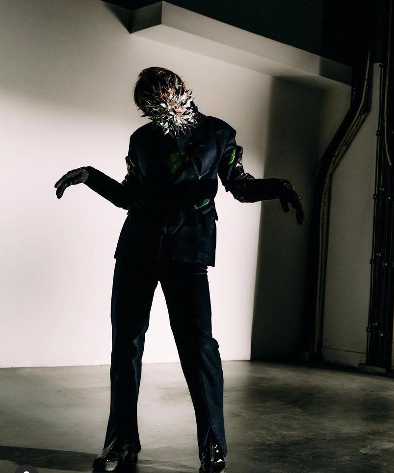 Jer自嘲在《MM7》MV跳鈣質舞。