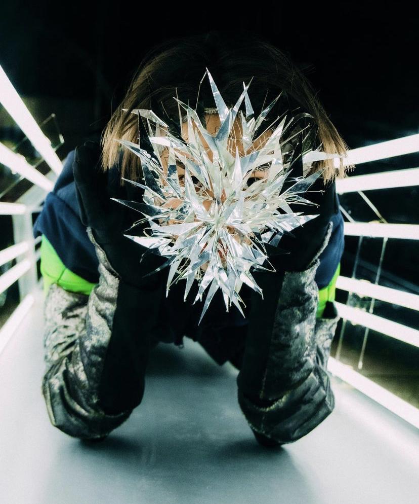 Jer上戴戴面具的造型照,被Edan指「靚仔」