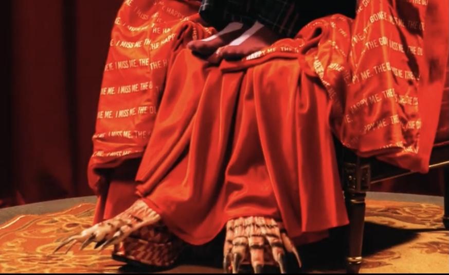 紅色披肩上寫有關於迷失的字句,以顯示Jer的自閉不安。