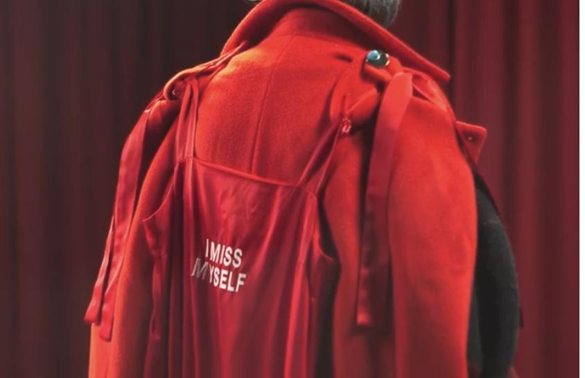 Jer的紅色造型的外套,寫有「I miss myself」的字句。