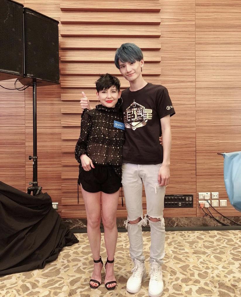 Jeremy參加《全民造星》時獲導師陳潔靈鼓勵踏上妖媚之路。