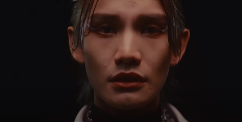 Jeremy在《半》MV中為殺人武器封印後,默默落淚。