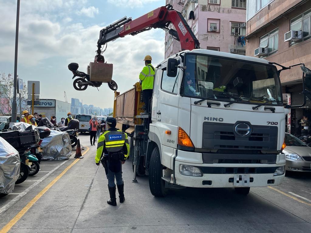 警方九龍城移走14輛棄置電單車