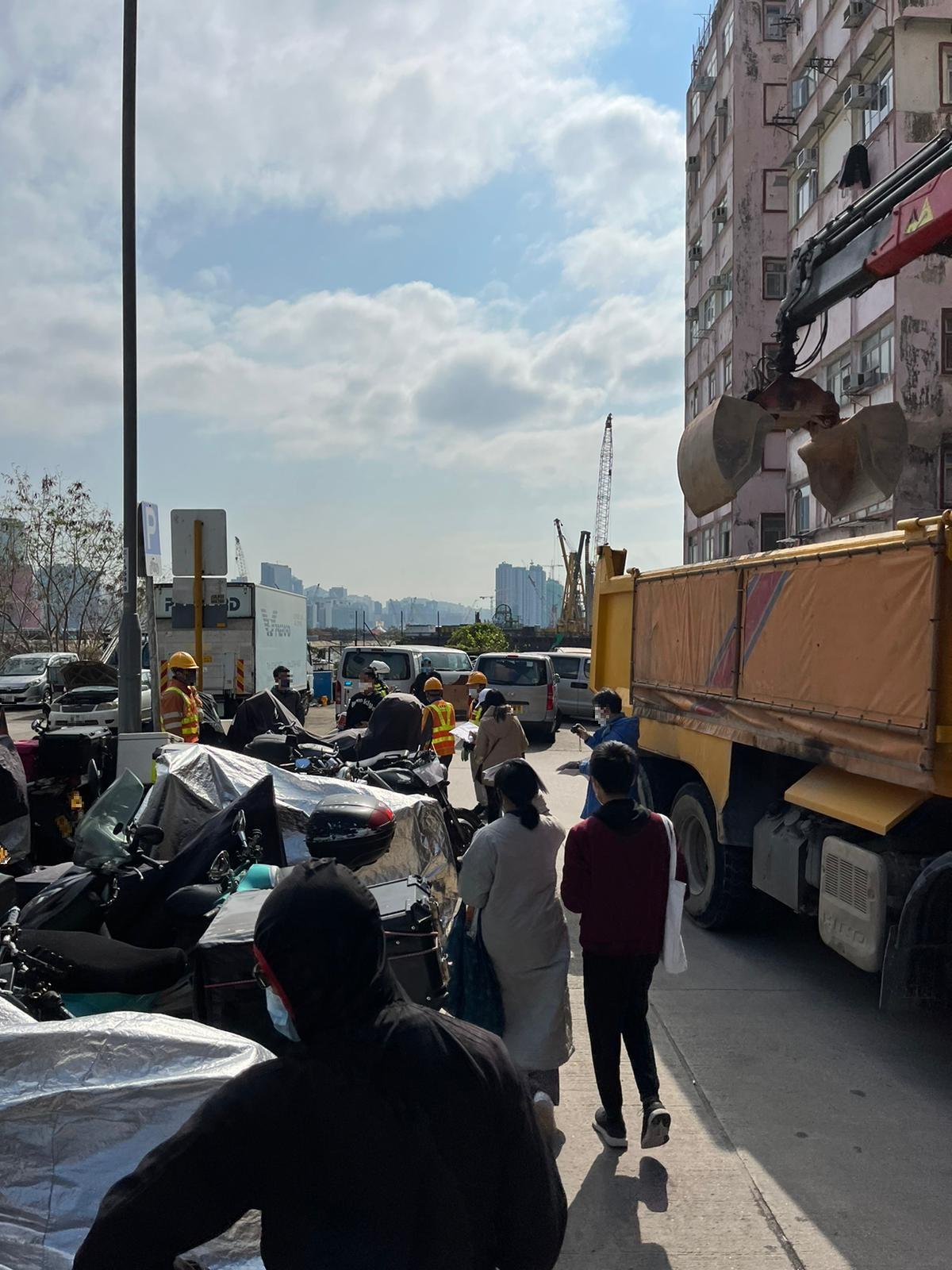 警方九龍城移走14輛棄置電單車