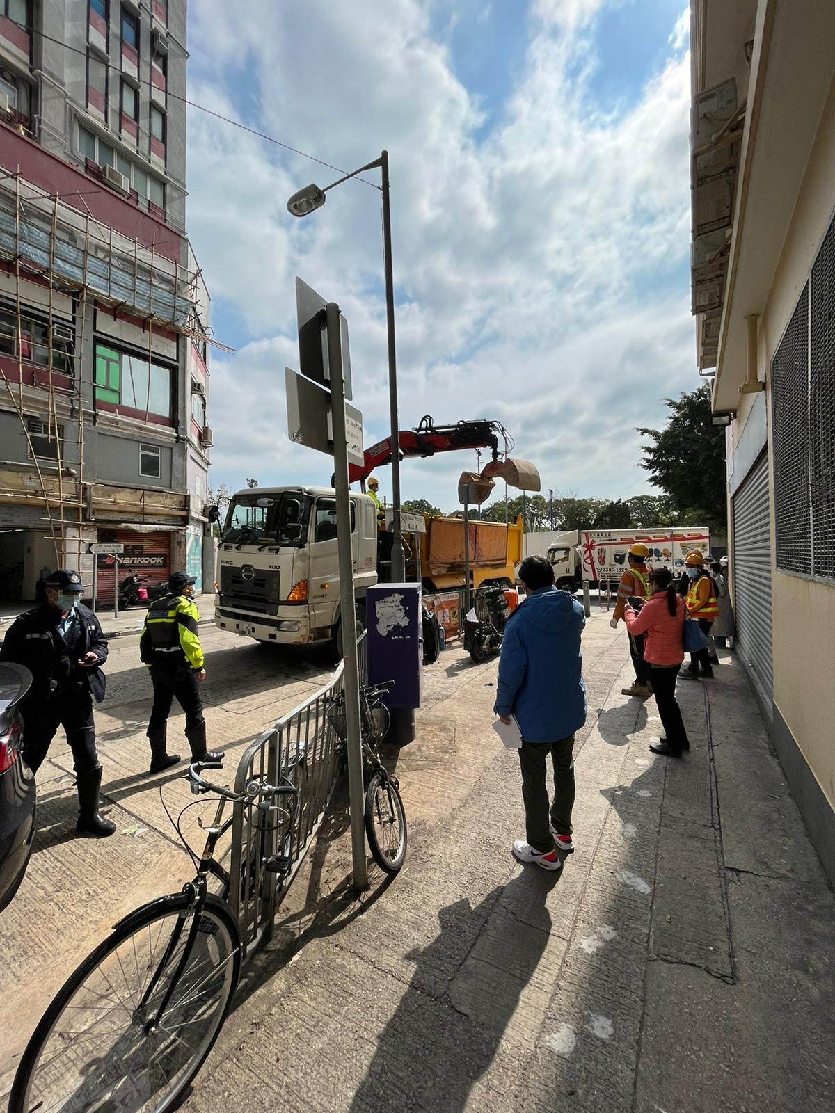 警方九龍城移走14輛棄置電單車