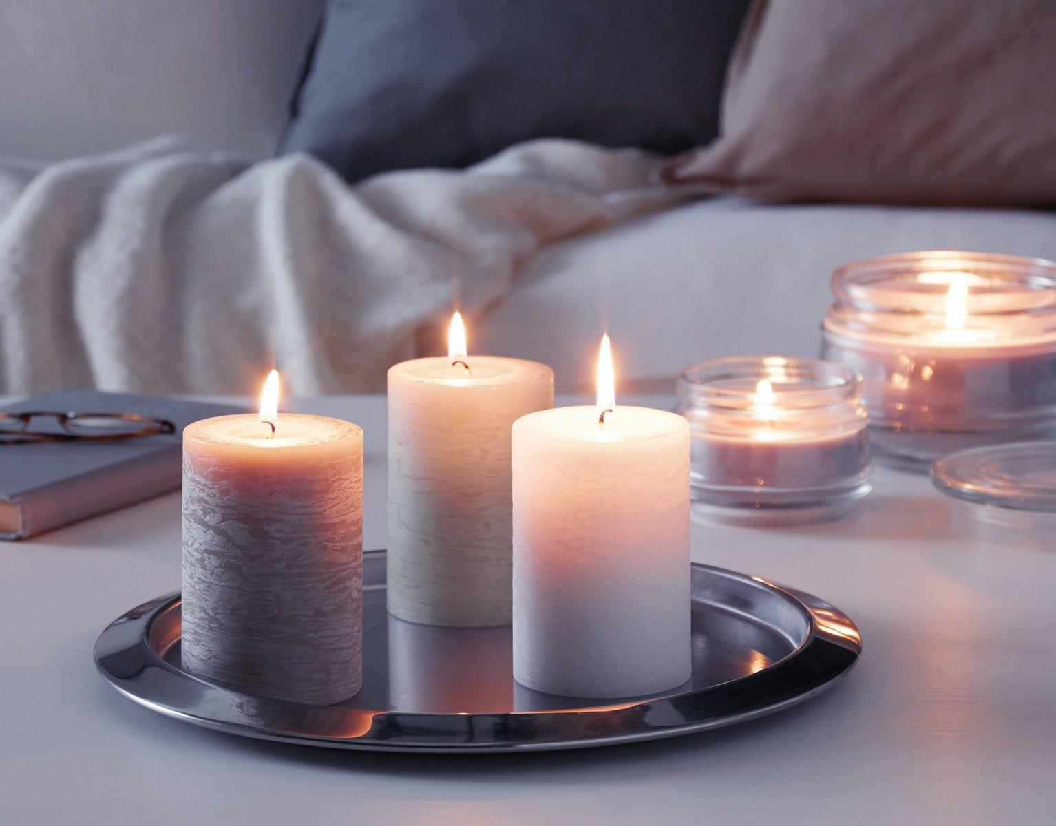 在床頭上放上LUGGA 香味柱形蠟燭,散發著淡淡的雲呢嗱香氣。$79.9(3件)