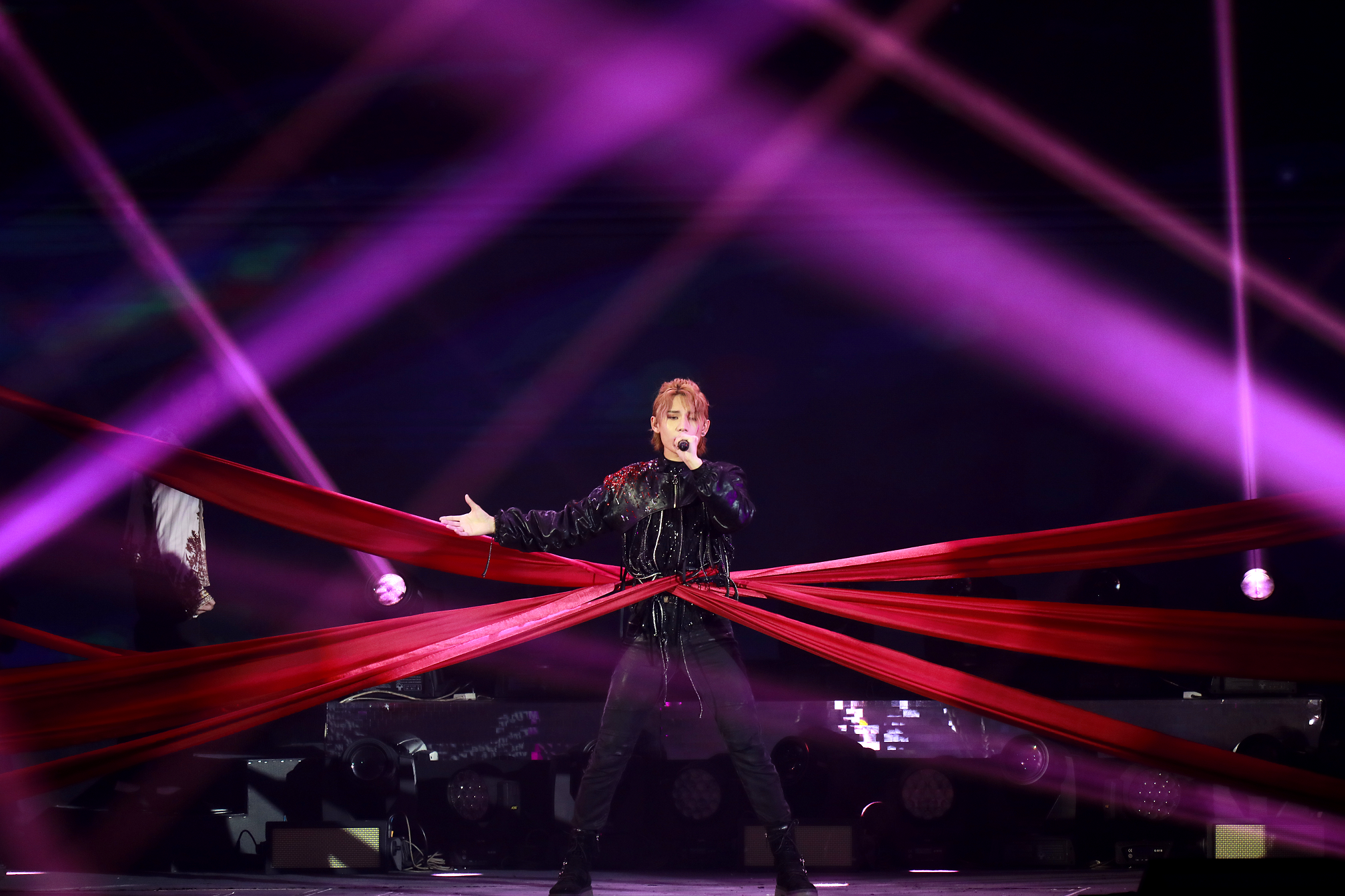 去年在MIRRROR演唱會獨唱《Monster》大獲好評,為他帶來推出solo的機會。