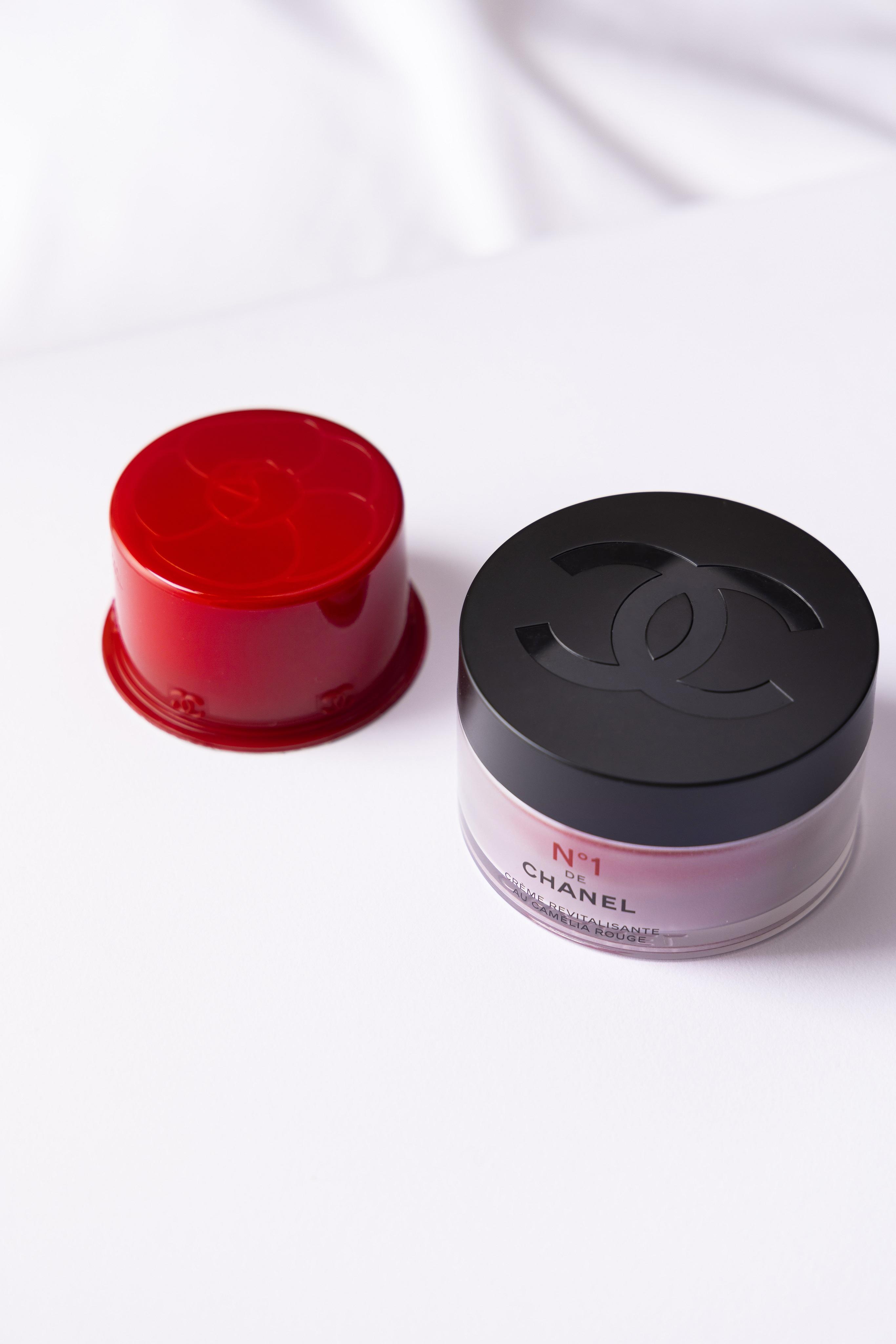 一號紅山茶花乳霜瓶身,可配合補充裝使用。