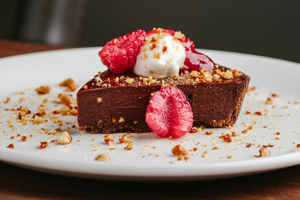 朱古力撻配花生脆脆、忌廉及紅莓