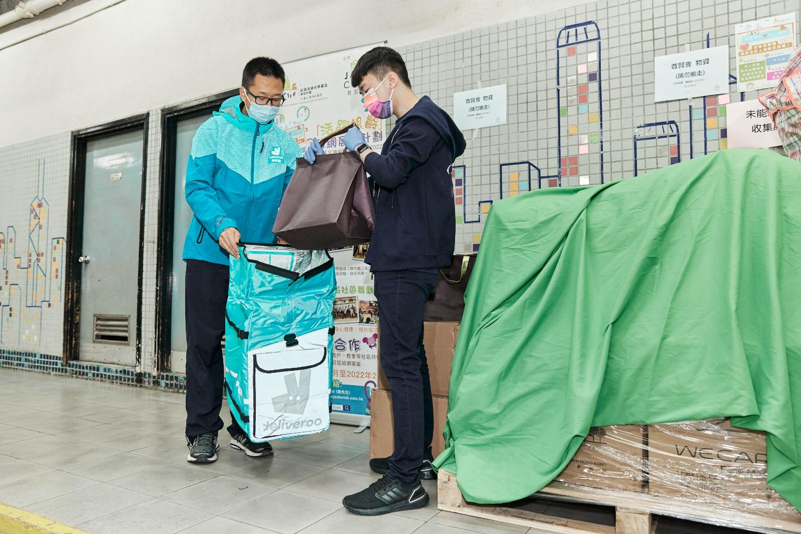 戶戶助人丨Deliveroo與社企尊賢會合作 免費派發600多份抗疫物資予長者