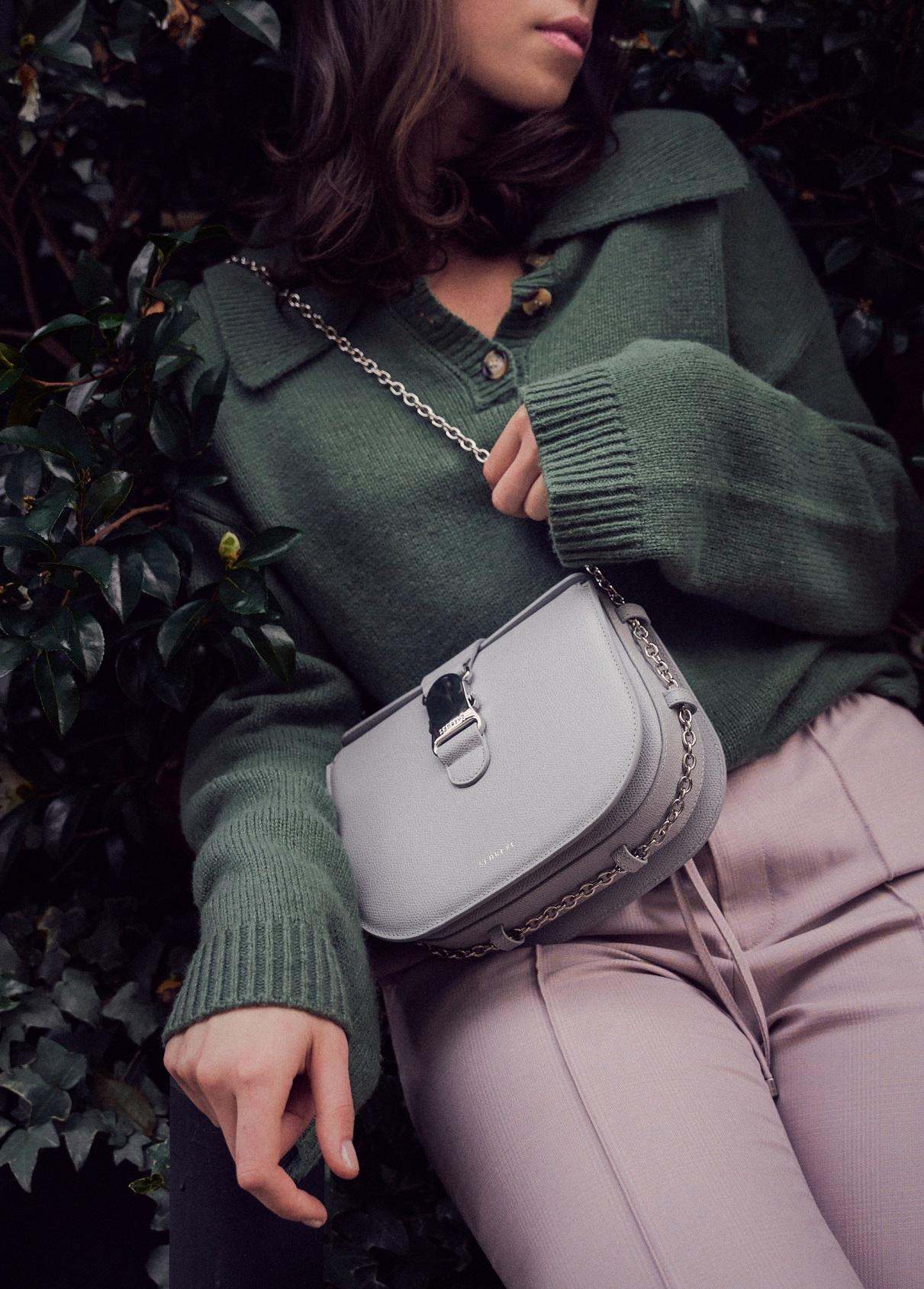 手袋還有多種穿戴方式,能與Statement Shoulder Strap、Link Chain 或 Beveled Chain搭配使用,其所附帶的肩帶亦可拆作腰帶。