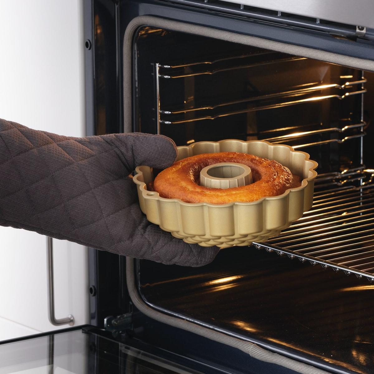 喜歡烤焗蛋糕的不可錯過全新TÅRTBAK花型焗盤,備有兩款尺寸及花紋,輕鬆焗製出花型蛋糕;製作者亦可發揮創意,放上糖霜、糖果及水果裝飾,增添烘焙樂趣。$129.9