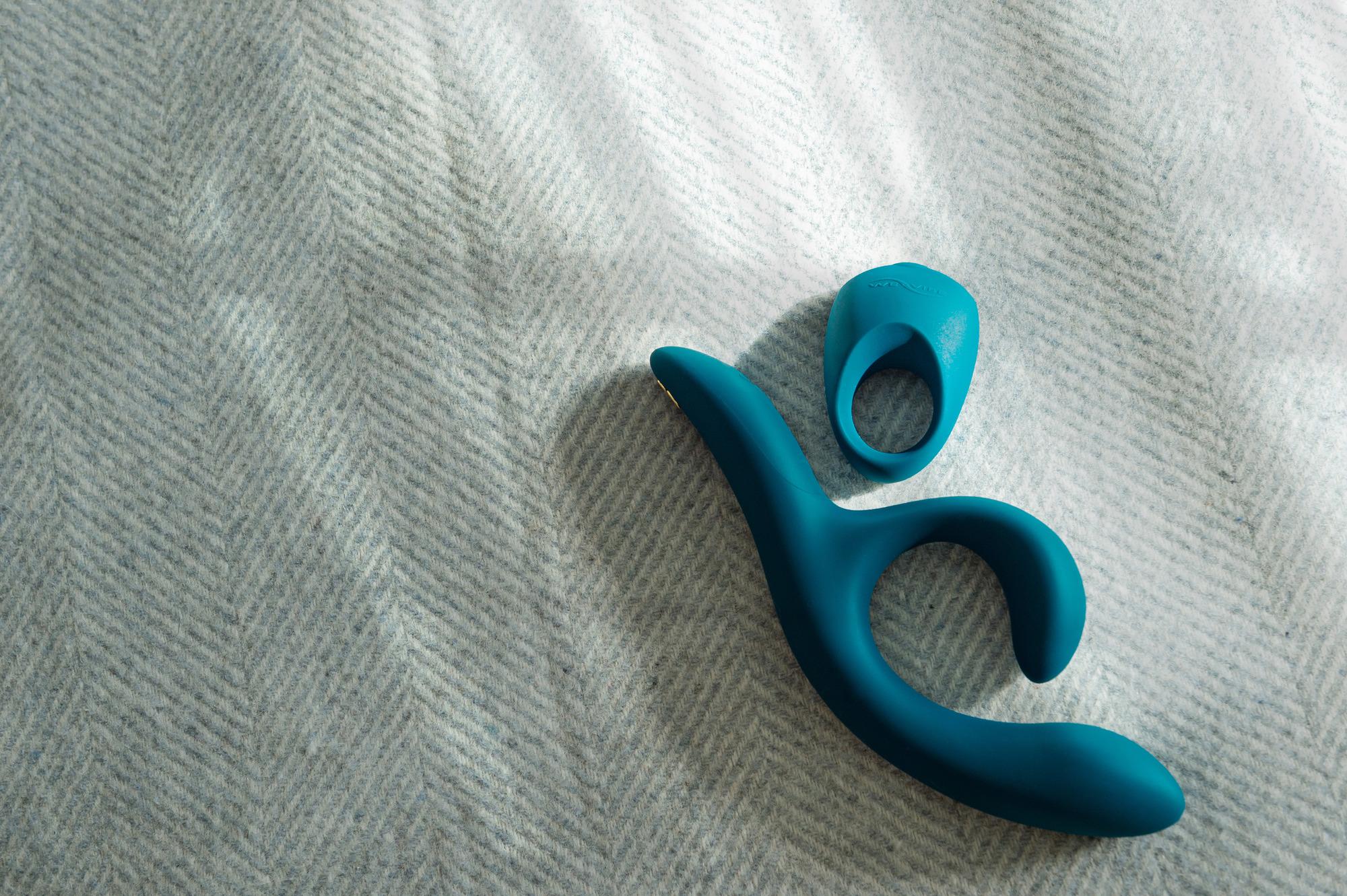 We-Vibe Date Night 系列 $560 約會之夜系列結合兩種客戶最愛:陰莖擁有者的Pivot及外陰擁有者的Nova 2。兩款玩具都是防水,可通過We-Connect應用程式進行搖控。Pivot是一種擁有10種振動模式的振動陰莖環,可在插入性交時為伴侶提供陰蒂刺激。Nova 2則是一款兔子振動器,可同時為G點及陰蒂提供刺激,並具有13種強度級別及10種振動模式,為約會晚上增添趣味。