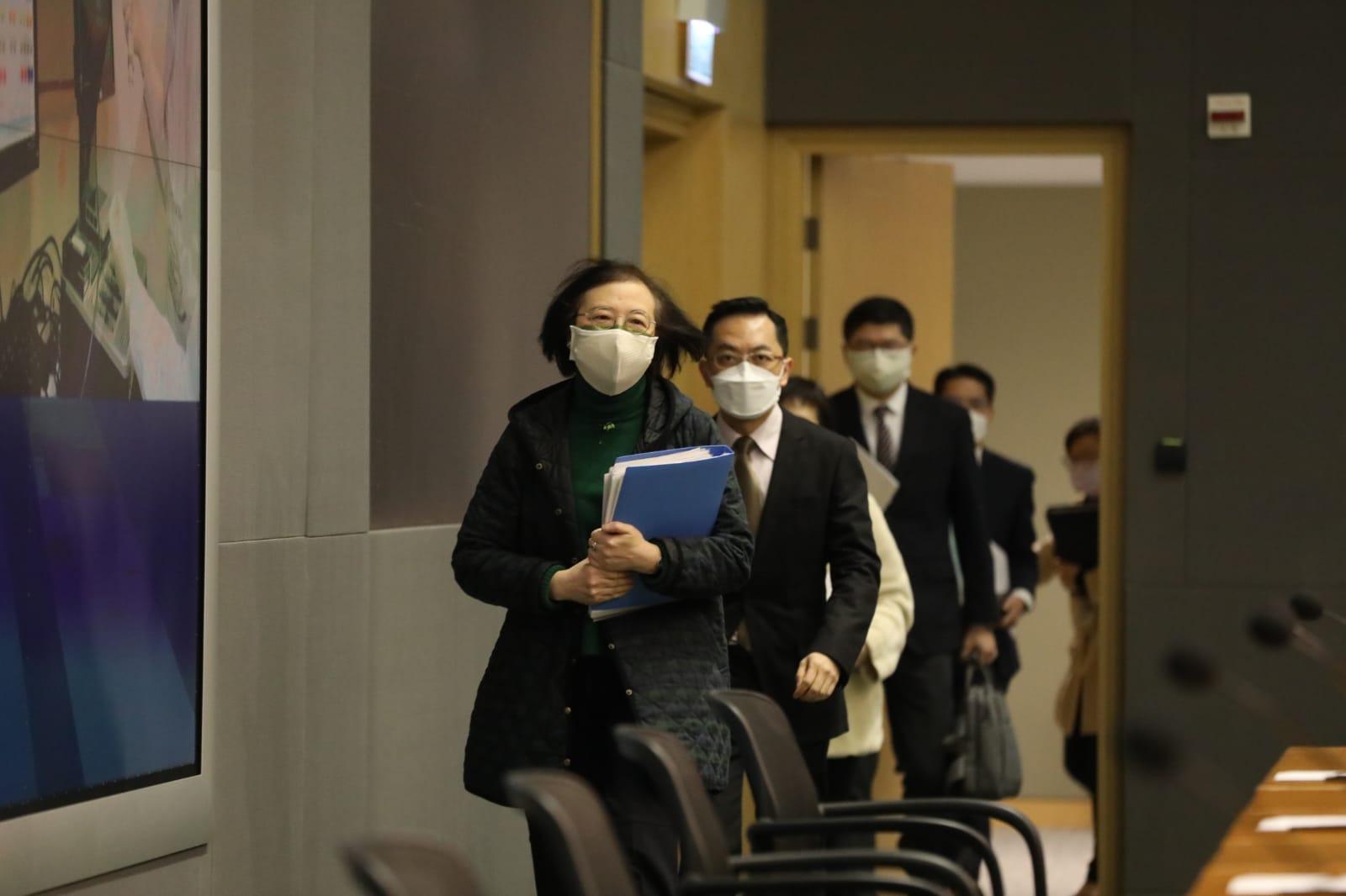 食物及衛生局長陳肇始主持疫情記者會。