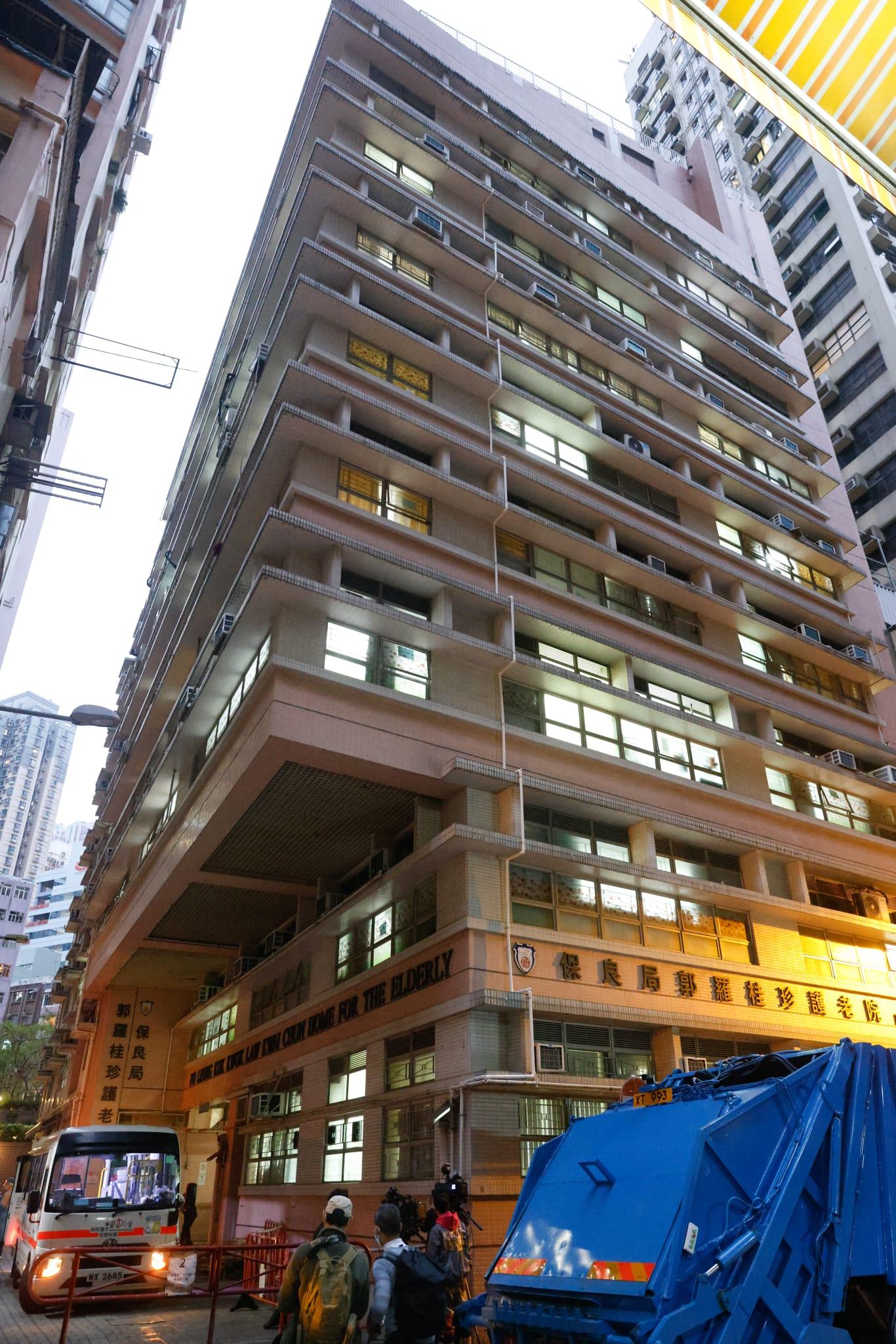 上環保良局郭羅桂珍護老院院友撤離。(蘇文傑攝)