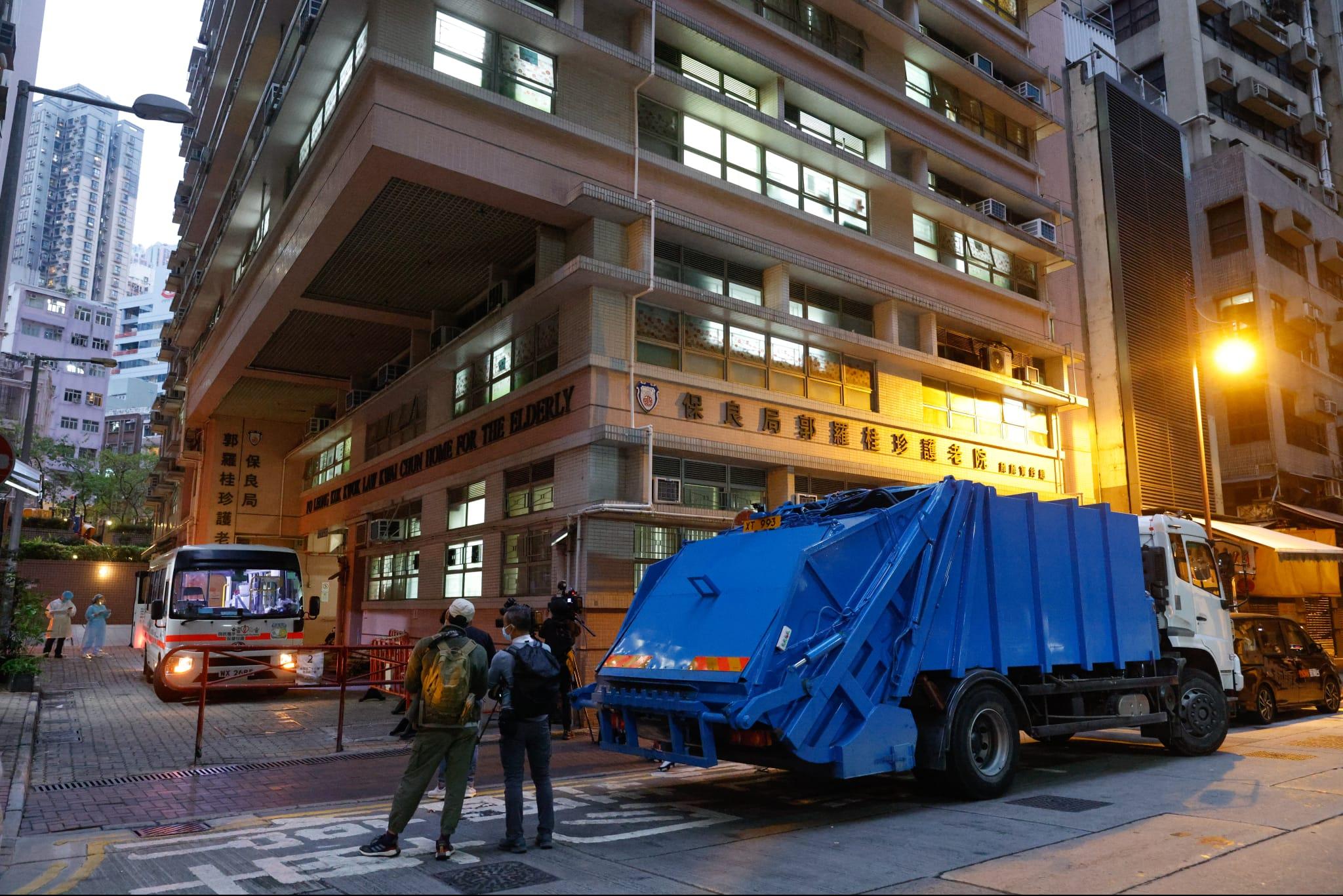 上環保良局郭羅桂珍護老院院友撤離。(蘇文傑攝)