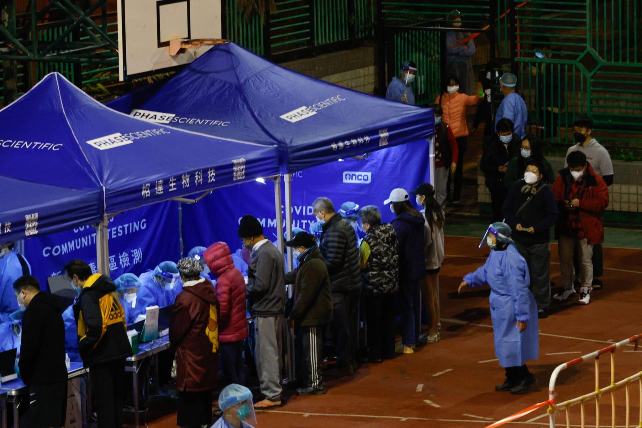 朗屏邨居民晚上落樓接受檢測。(蘇文傑攝)